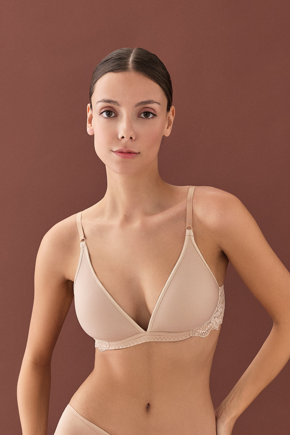 Ten rengi Cozy Fit Sütyen Intense Lingerie - model üstünde