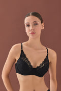 Siyah Soft Lace Sütyen - Intense Lingerie - model üstünde